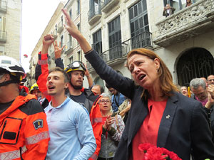 Rebuig de les actuacions policials de l'1-O. Concentració a la plaça del Vi, i rebuda dels bombers