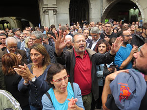 Rebuig de les actuacions policials de l'1-O. Concentració a la plaça del Vi, i rebuda dels bombers