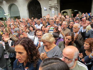 Rebuig de les actuacions policials de l'1-O. Concentració a la plaça del Vi, i rebuda dels bombers