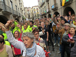 Rebuig de les actuacions policials de l'1-O. Concentració a la plaça del Vi, i rebuda dels bombers