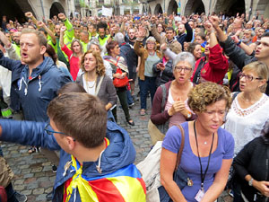 Rebuig de les actuacions policials de l'1-O. Concentració a la plaça del Vi, i rebuda dels bombers