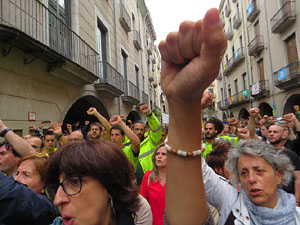 Rebuig de les actuacions policials de l'1-O. Concentració a la plaça del Vi, i rebuda dels bombers