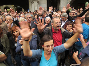 Rebuig de les actuacions policials de l'1-O. Concentració a la plaça del Vi, i rebuda dels bombers