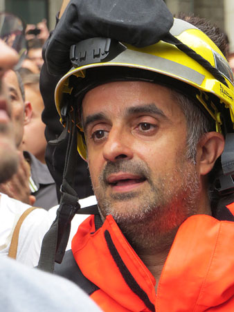 Bombers a la plaça del Vi, durant la rebuda popular i institucional