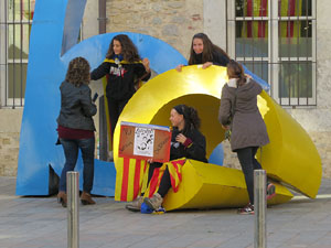 Jornada de vaga general 8N. Concentració davant la seu de la Generalitat a Girona