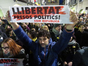 Jornada de vaga general 8N. Concentració a la plaça del Vi