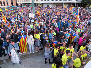 Concentraci&oacute; a la pla&ccedil;a de la Constituci&oacute; convocada per la plataforma Girona Vota a favor del Refer&egrave;ndum