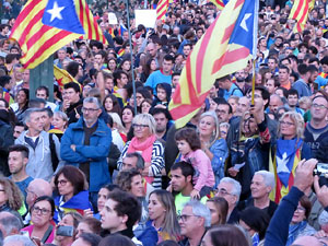 Concentraci&oacute; a la pla&ccedil;a de la Constituci&oacute; convocada per la plataforma Girona Vota a favor del Refer&egrave;ndum