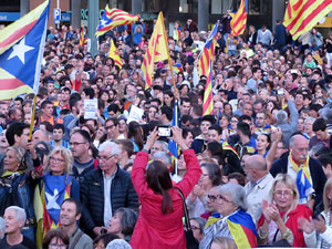 Concentraci&oacute; a la pla&ccedil;a de la Constituci&oacute; convocada per la plataforma Girona Vota a favor del Refer&egrave;ndum