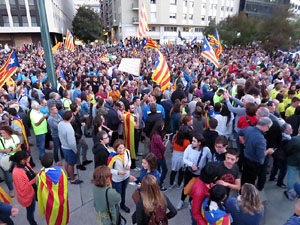 Concentraci&oacute; a la pla&ccedil;a de la Constituci&oacute; convocada per la plataforma Girona Vota a favor del Refer&egrave;ndum