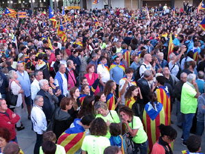 Concentraci&oacute; a la pla&ccedil;a de la Constituci&oacute; convocada per la plataforma Girona Vota a favor del Refer&egrave;ndum