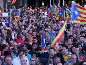 Concentraci&oacute; a la pla&ccedil;a de la Constituci&oacute; convocada per la plataforma Girona Vota a favor del Refer&egrave;ndum