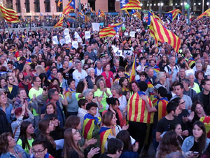 Concentraci&oacute; a la pla&ccedil;a de la Constituci&oacute; convocada per la plataforma Girona Vota a favor del Refer&egrave;ndum