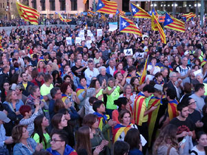 Concentraci&oacute; a la pla&ccedil;a de la Constituci&oacute; convocada per la plataforma Girona Vota a favor del Refer&egrave;ndum