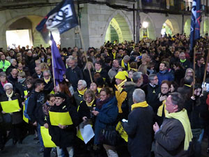 Concentració a la plaça del Vi de protesta pels tres mesos de presó de Jordi Sànchez i Jordi Cuixart