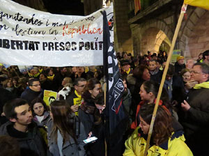 Concentració a la plaça del Vi de protesta pels tres mesos de presó de Jordi Sànchez i Jordi Cuixart