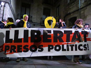 Concentració a la plaça del Vi de protesta pels tres mesos de presó de Jordi Sànchez i Jordi Cuixart