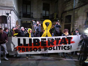 Concentració a la plaça del Vi de protesta pels tres mesos de presó de Jordi Sànchez i Jordi Cuixart