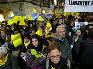 Concentració a la plaça del Vi de protesta pels tres mesos de presó de Jordi Sànchez i Jordi Cuixart