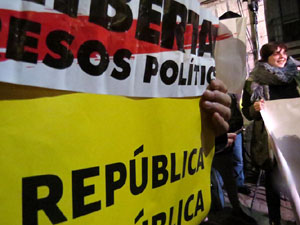 Concentració a la plaça del Vi de protesta pels tres mesos de presó de Jordi Sànchez i Jordi Cuixart