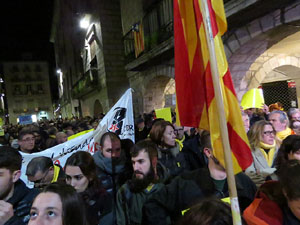 Concentració a la plaça del Vi de protesta pels tres mesos de presó de Jordi Sànchez i Jordi Cuixart