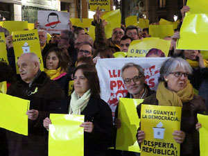 Concentració a la plaça del Vi de protesta pels tres mesos de presó de Jordi Sànchez i Jordi Cuixart