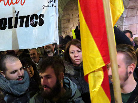 Concentració a la plaça del Vi de protesta pels tres mesos de presó de Jordi Sànchez i Jordi Cuixart