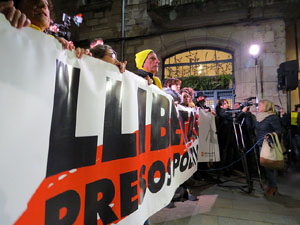 Concentració a la plaça del Vi de protesta pels tres mesos de presó de Jordi Sànchez i Jordi Cuixart