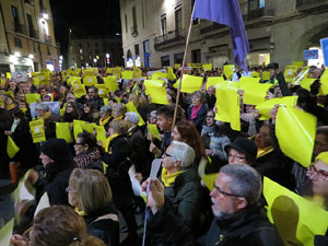 Concentració a la plaça del Vi de protesta pels tres mesos de presó de Jordi Sànchez i Jordi Cuixart