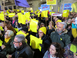 Concentració a la plaça del Vi de protesta pels tres mesos de presó de Jordi Sànchez i Jordi Cuixart