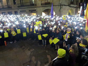 Concentració a la plaça del Vi de protesta pels tres mesos de presó de Jordi Sànchez i Jordi Cuixart