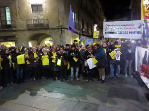 Concentració a la plaça del Vi de protesta pels tres mesos de presó de Jordi Sànchez i Jordi Cuixart