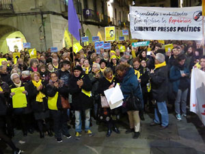 Concentració a la plaça del Vi de protesta pels tres mesos de presó de Jordi Sànchez i Jordi Cuixart