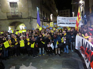Concentració a la plaça del Vi de protesta pels tres mesos de presó de Jordi Sànchez i Jordi Cuixart
