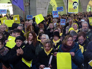Concentració a la plaça del Vi de protesta pels tres mesos de presó de Jordi Sànchez i Jordi Cuixart