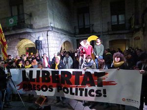 Concentració a la plaça del Vi de protesta pels tres mesos de presó de Jordi Sànchez i Jordi Cuixart
