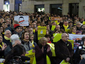 Concentració a la plaça del Vi de protesta pels tres mesos de presó de Jordi Sànchez i Jordi Cuixart