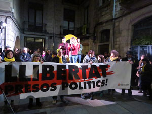 Concentració a la plaça del Vi de protesta pels tres mesos de presó de Jordi Sànchez i Jordi Cuixart