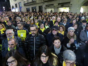 Concentració a la plaça del Vi de protesta pels tres mesos de presó de Jordi Sànchez i Jordi Cuixart