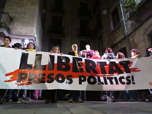 Concentració a la plaça del Vi de protesta pels tres mesos de presó de Jordi Sànchez i Jordi Cuixart