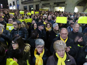 Concentració a la plaça del Vi de protesta pels tres mesos de presó de Jordi Sànchez i Jordi Cuixart