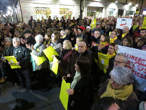 Concentració a la plaça del Vi de protesta pels tres mesos de presó de Jordi Sànchez i Jordi Cuixart