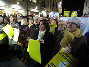 Concentració a la plaça del Vi de protesta pels tres mesos de presó de Jordi Sànchez i Jordi Cuixart