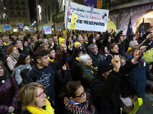 Concentració a la plaça del Vi de protesta pels tres mesos de presó de Jordi Sànchez i Jordi Cuixart