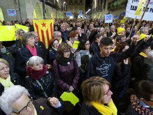 Concentració a la plaça del Vi de protesta pels tres mesos de presó de Jordi Sànchez i Jordi Cuixart