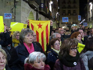 Concentració a la plaça del Vi de protesta pels tres mesos de presó de Jordi Sànchez i Jordi Cuixart