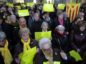 Concentració a la plaça del Vi de protesta pels tres mesos de presó de Jordi Sànchez i Jordi Cuixart
