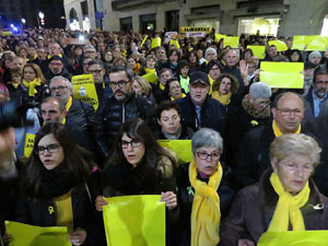 Concentració a la plaça del Vi de protesta pels tres mesos de presó de Jordi Sànchez i Jordi Cuixart