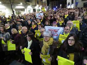 Concentració a la plaça del Vi de protesta pels tres mesos de presó de Jordi Sànchez i Jordi Cuixart