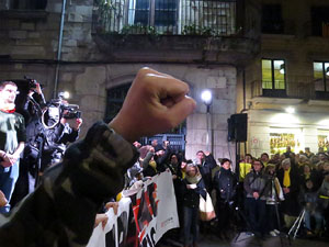 Concentració a la plaça del Vi de protesta pels tres mesos de presó de Jordi Sànchez i Jordi Cuixart